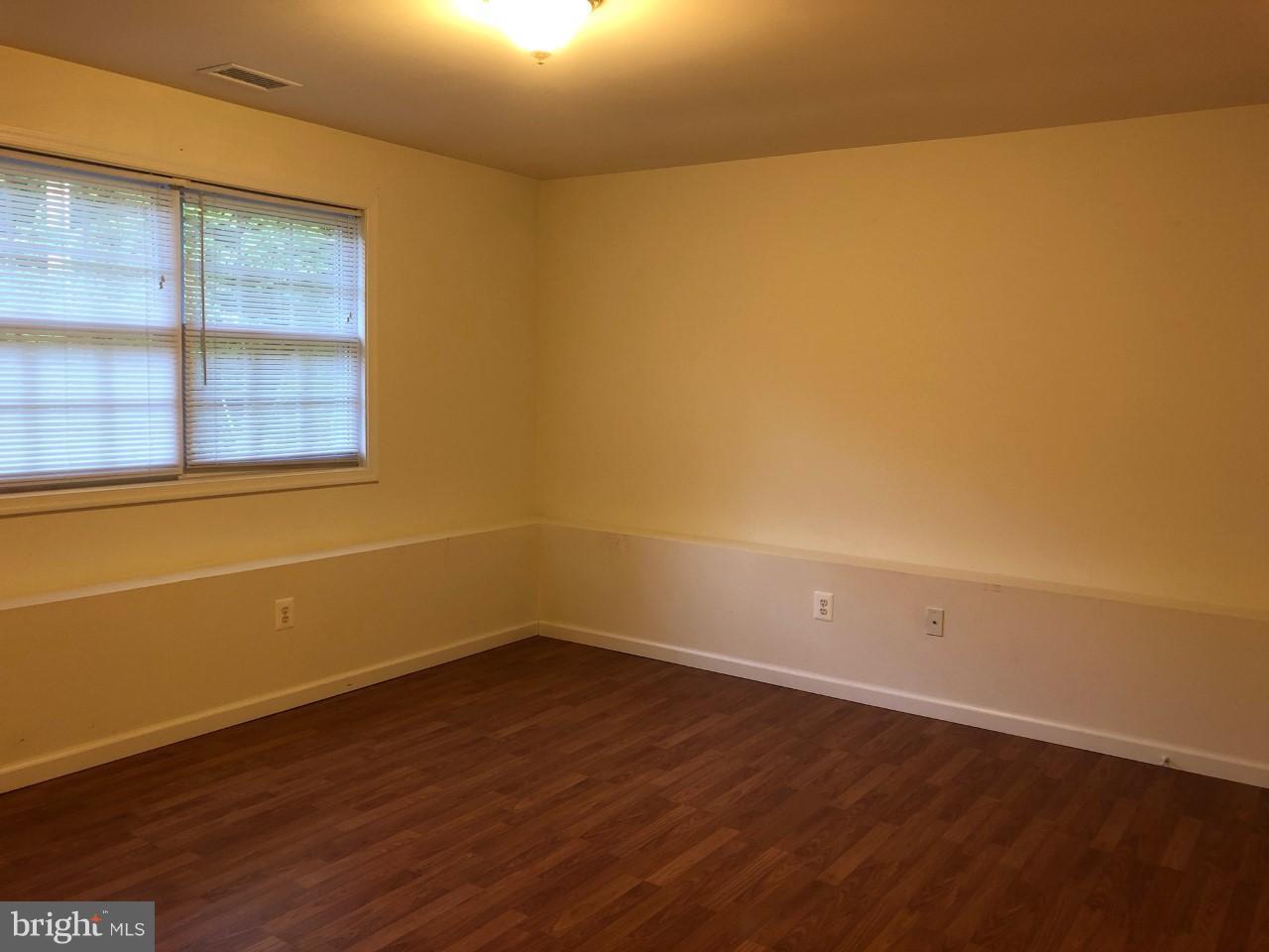 LAKE LAND - Residential Lease