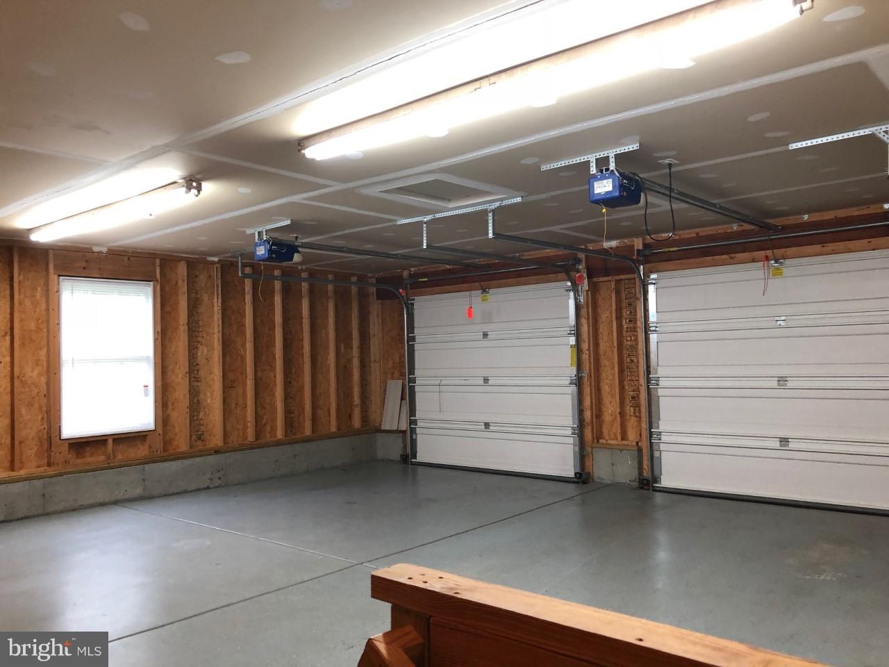 LAKE LAND - Residential Lease