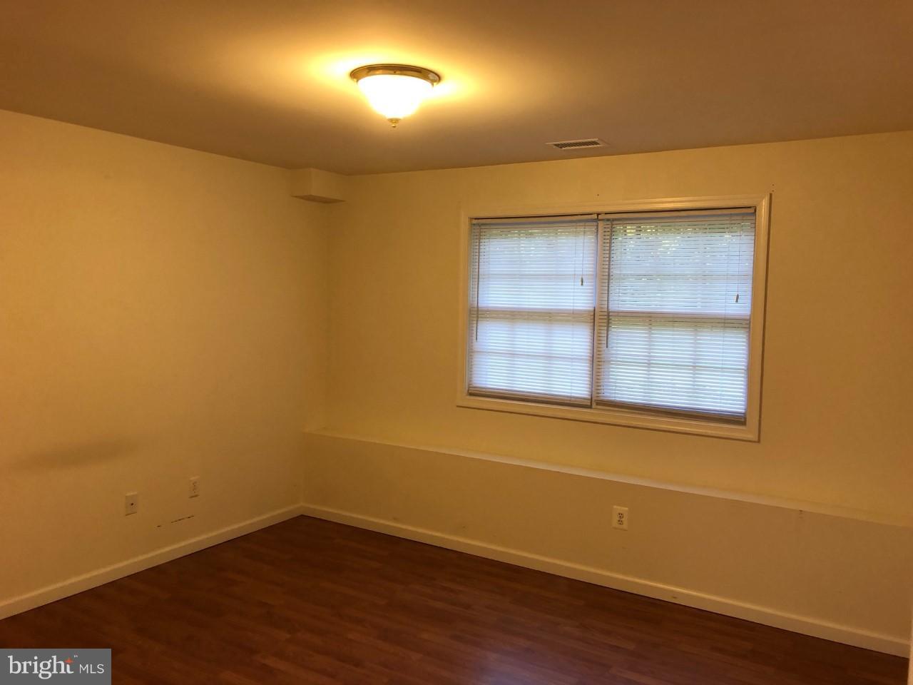 LAKE LAND - Residential Lease