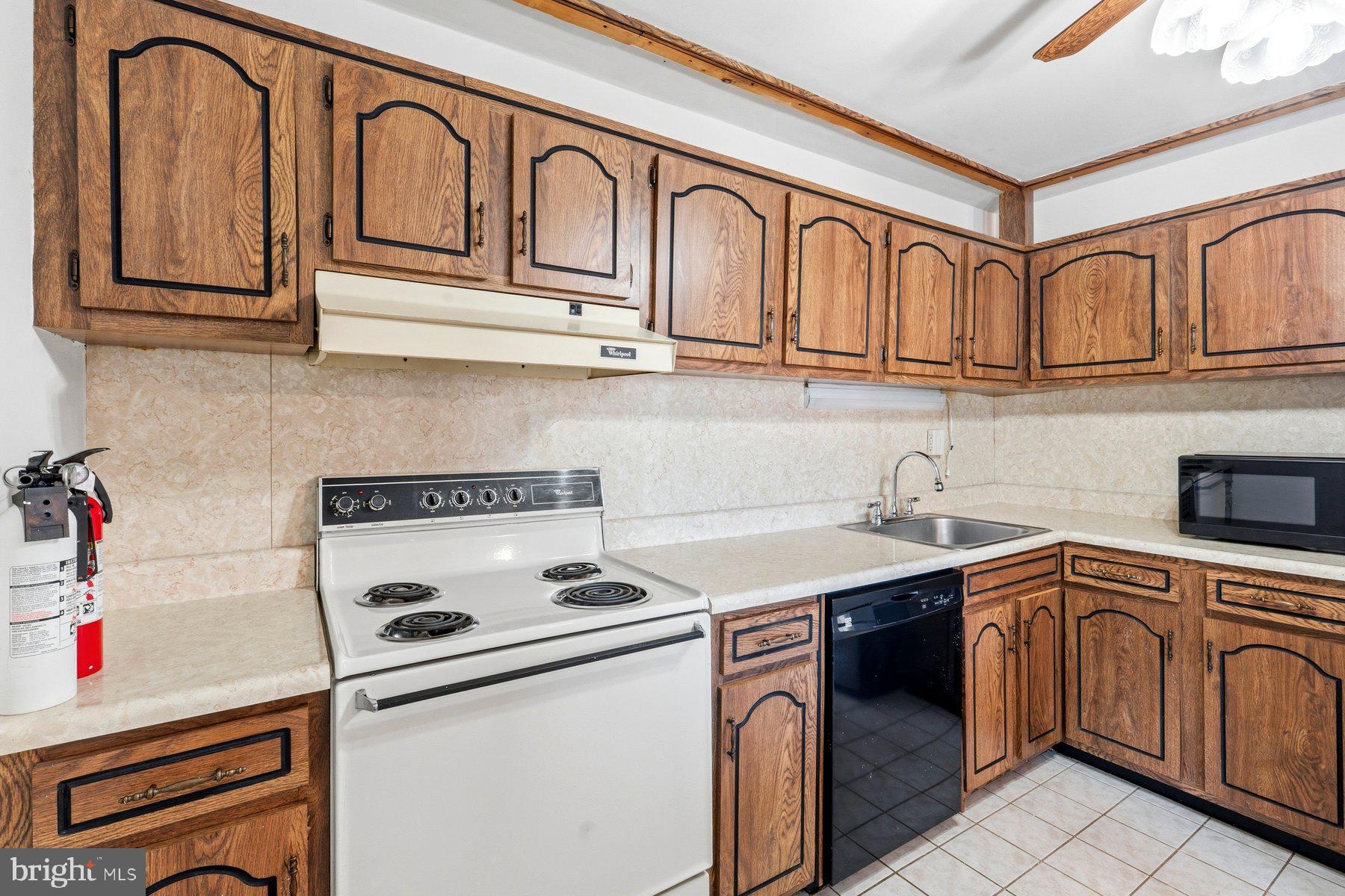 MOORES MILL MANOR - Residential