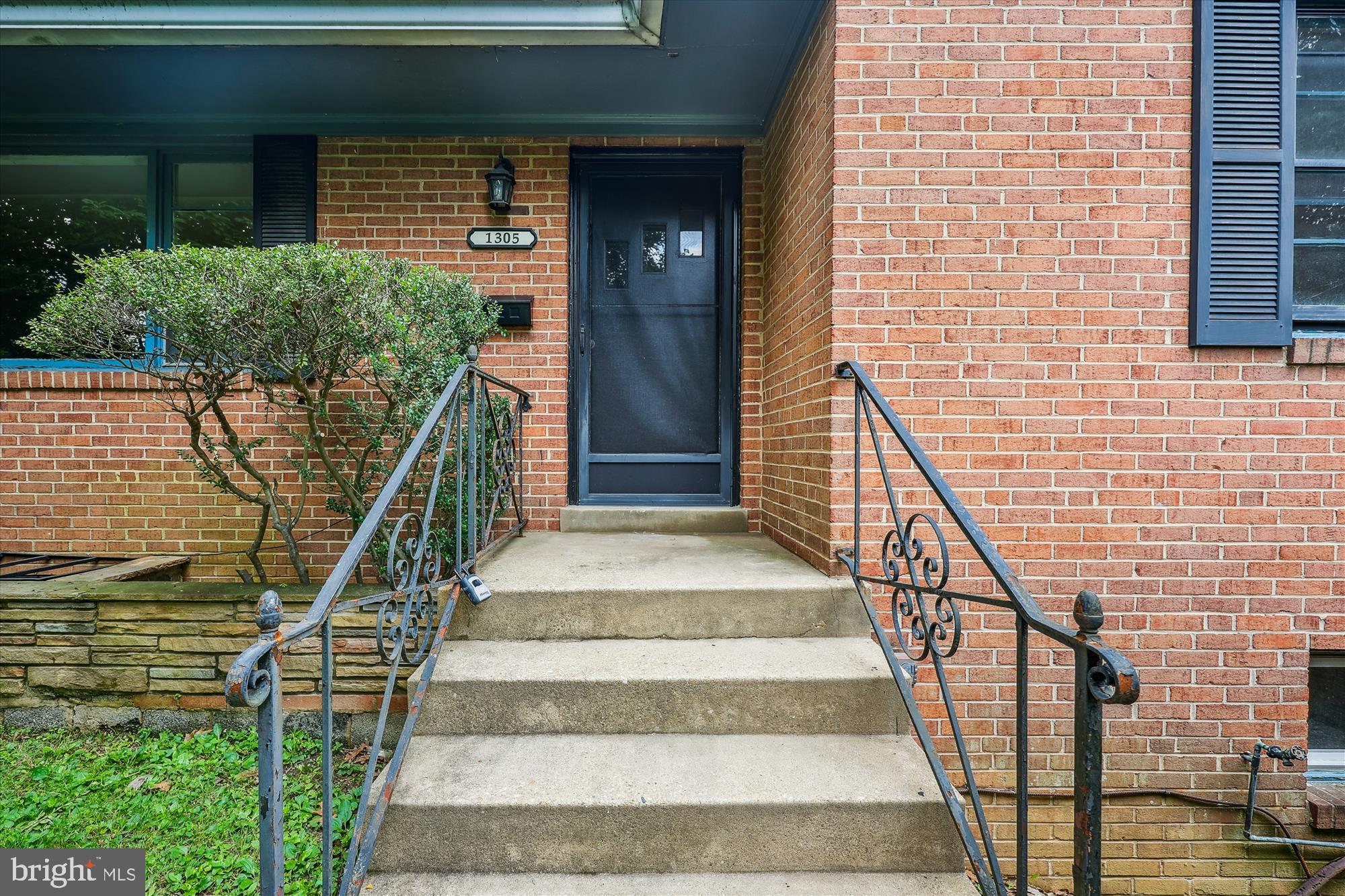 1305 WOODSIDE PARKWAY