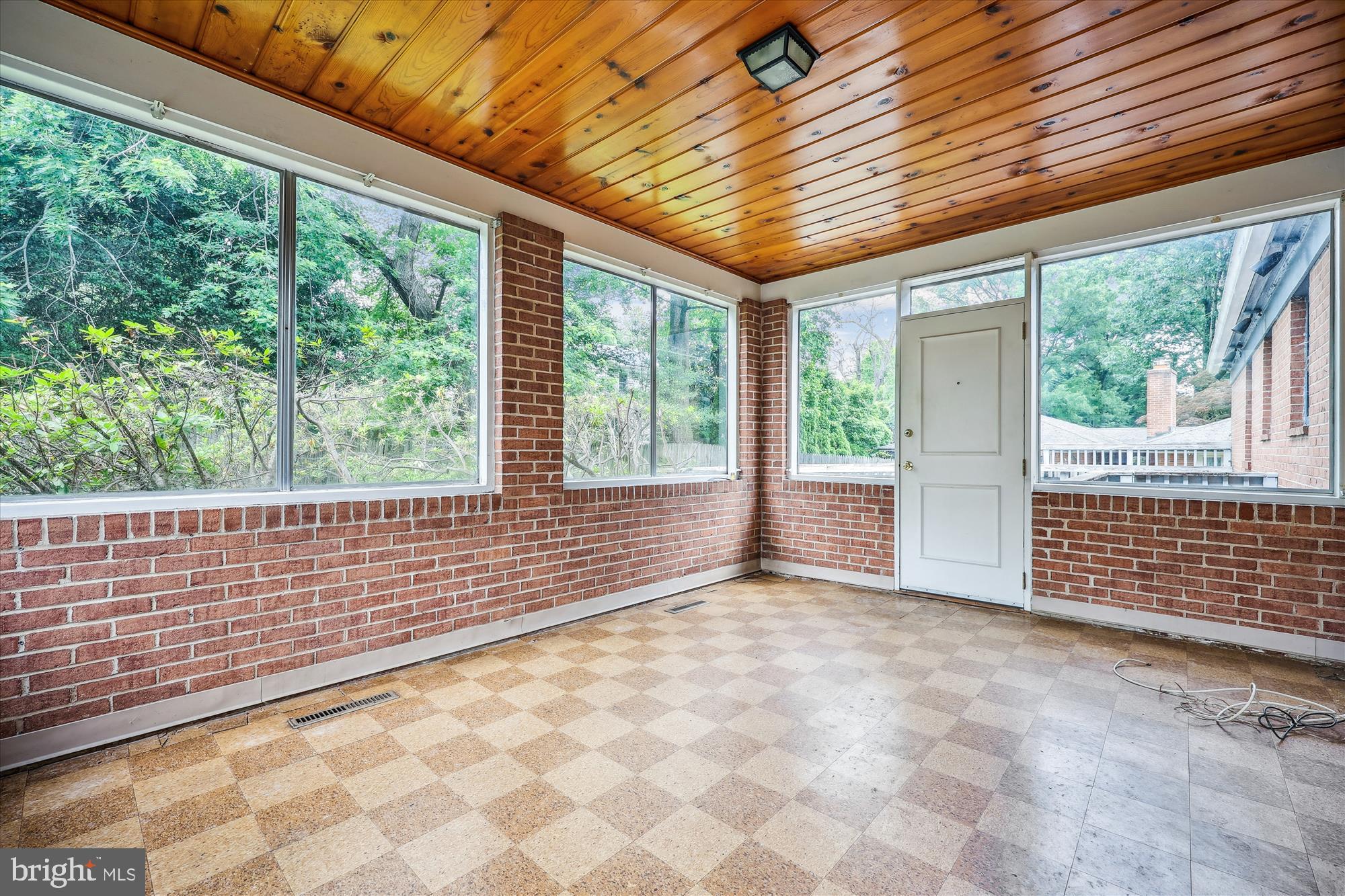 1305 WOODSIDE PARKWAY