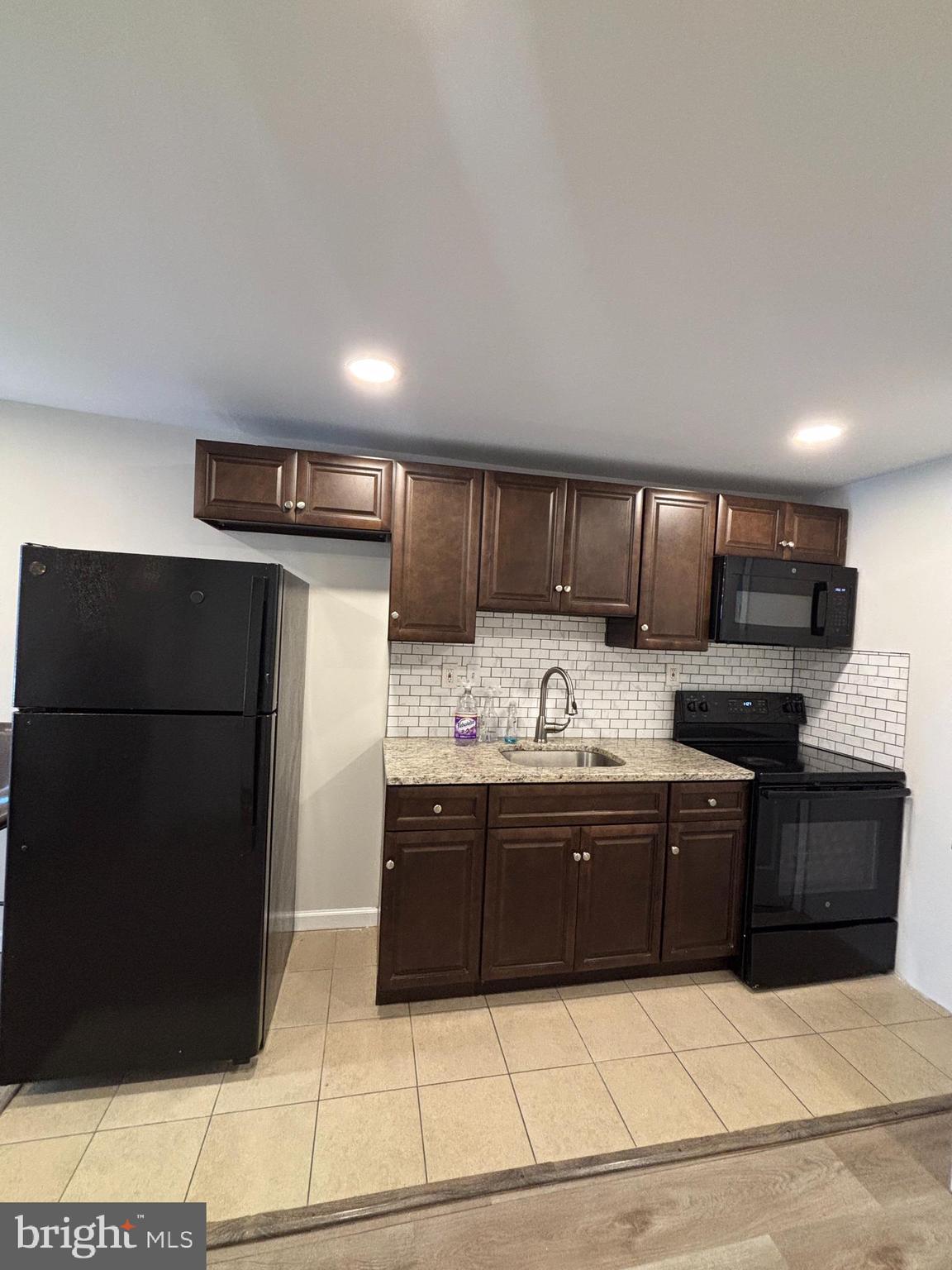 LAWNCREST - Residential Lease