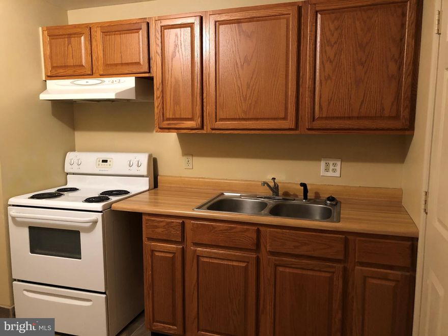 1 Bedroom apartment located in the lower level of a single family  house.  Private entrance, private bathroom and private kitchen.  It has a den with closet and access to washer and dryer.