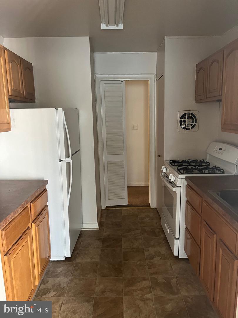 MARLOW TOWERS CONDOMINIUMS - Residential Lease