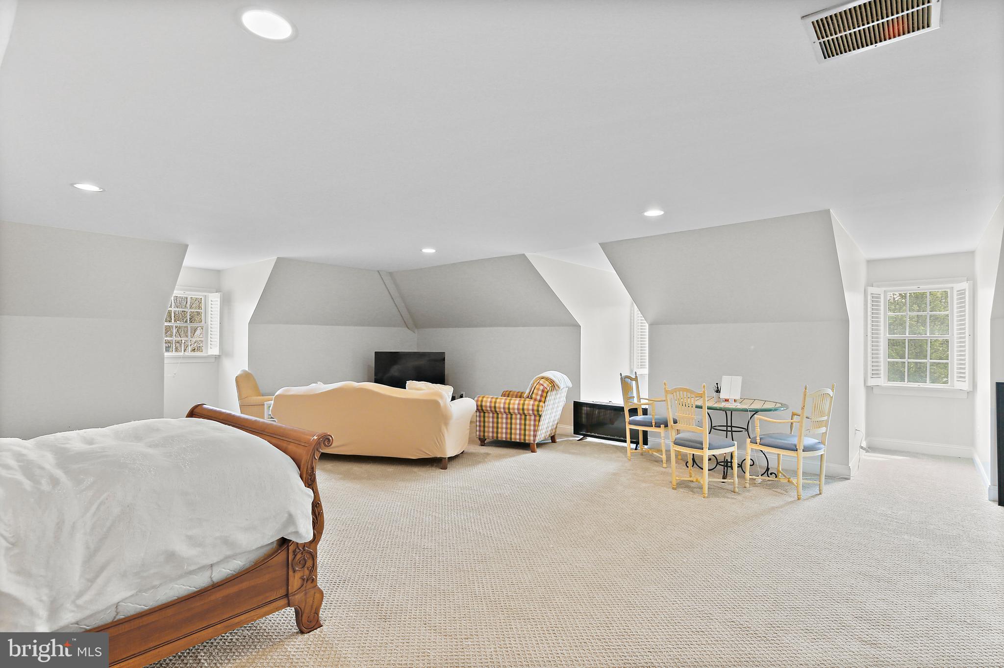 HAYFIELDS MANOR - Residential