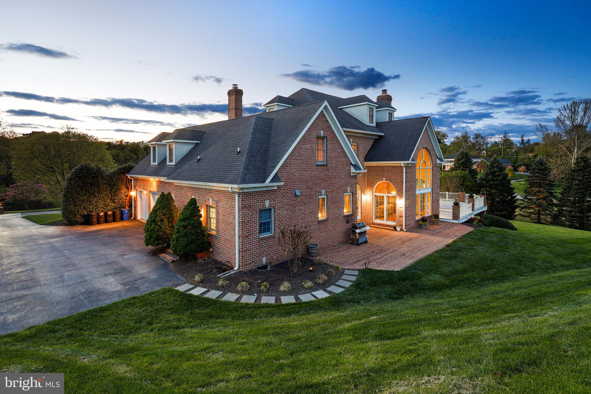 HAYFIELDS MANOR - Residential