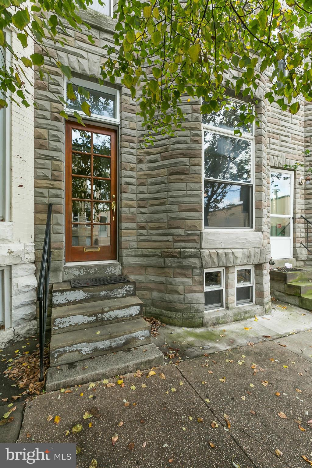Welcome! Oh So Dandy! Delighting and inviting from the moment you walk in - Relaxed, comfortable and practical. Versatile floor plan - space for 3rd bedroom, eat in kitchen, deck, dining room used as library/den * Hop Skip and a jump to 36th Street - Sweet!