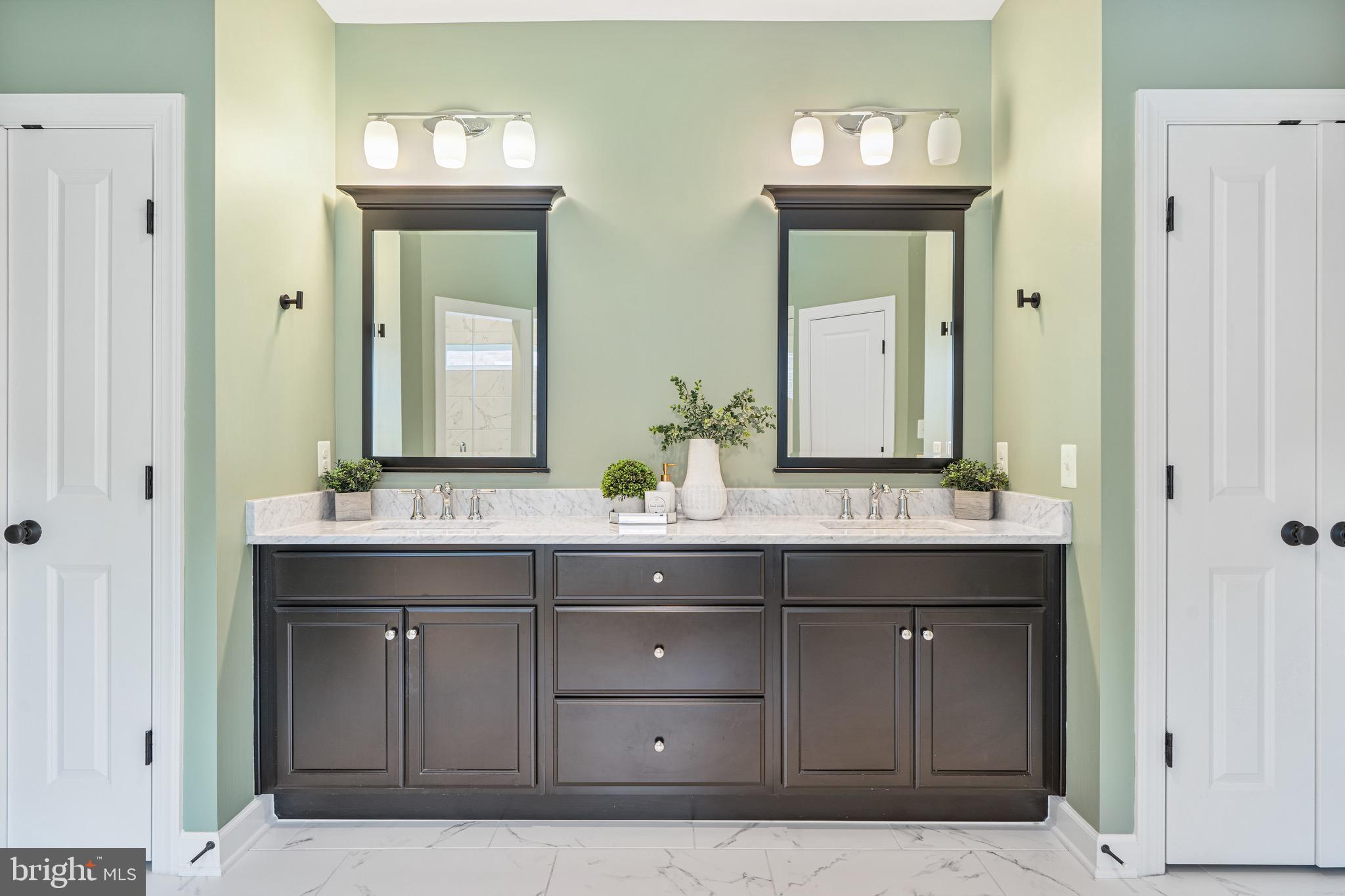 COUNTRY CLUB MANOR - Residential