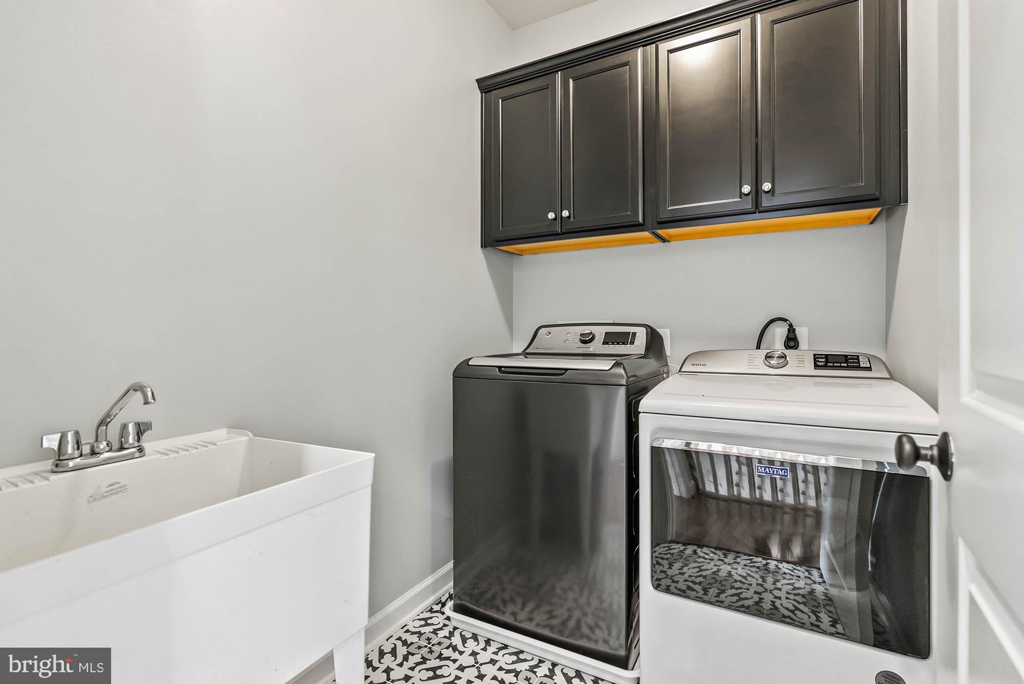 COUNTRY CLUB MANOR - Residential