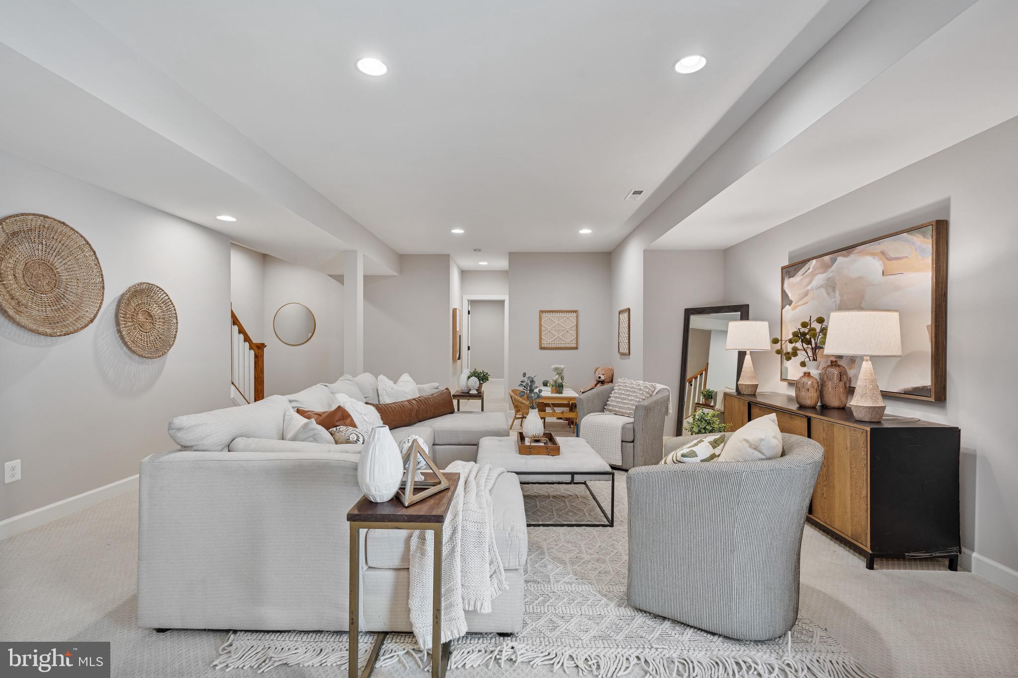 COUNTRY CLUB MANOR - Residential