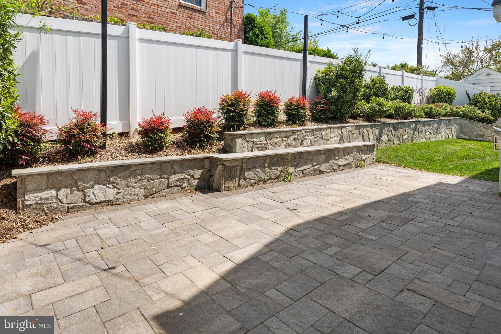 COUNTRY CLUB MANOR - Residential