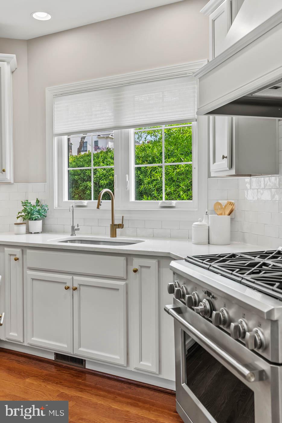 COUNTRY CLUB MANOR - Residential