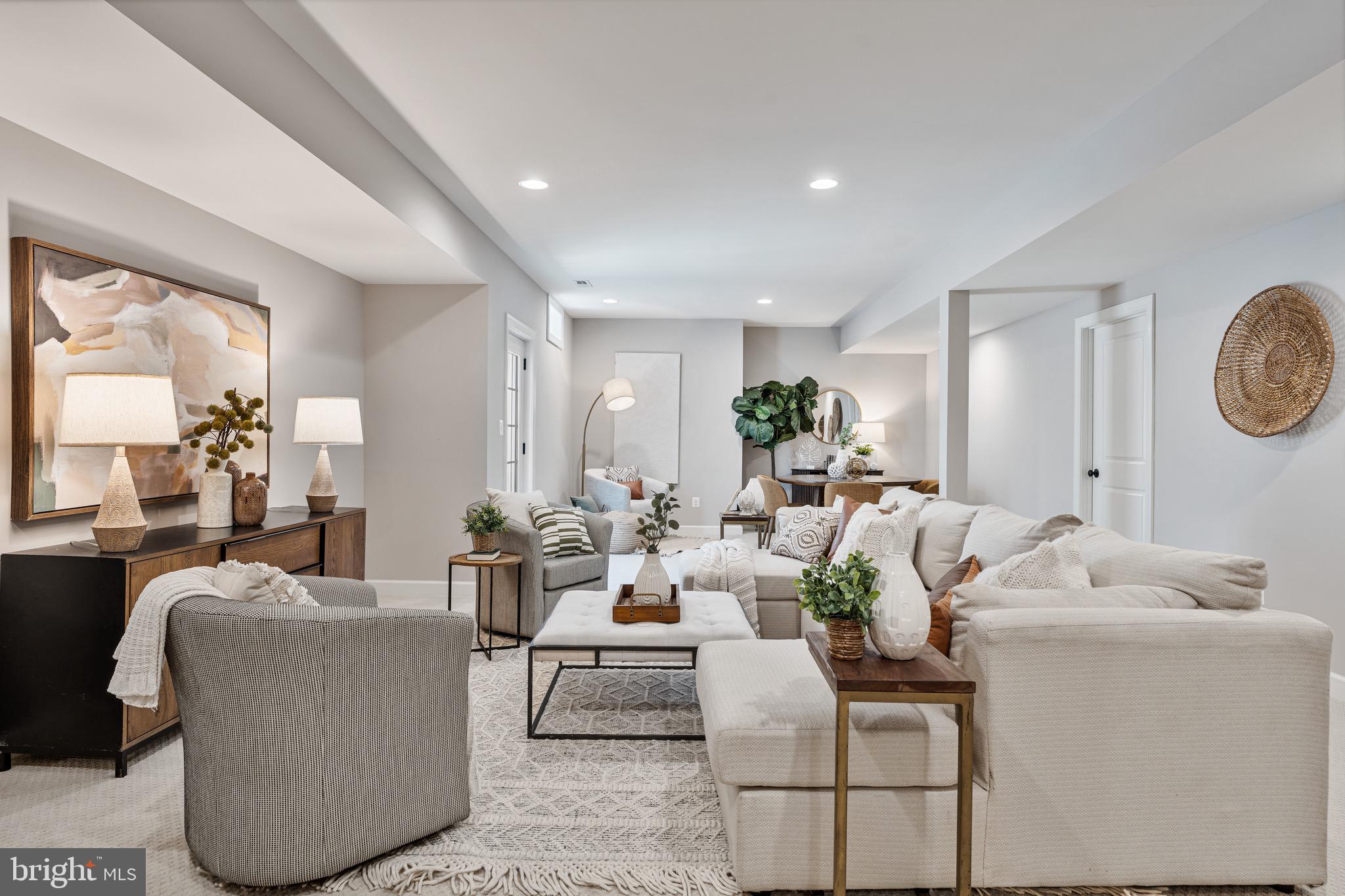 COUNTRY CLUB MANOR - Residential