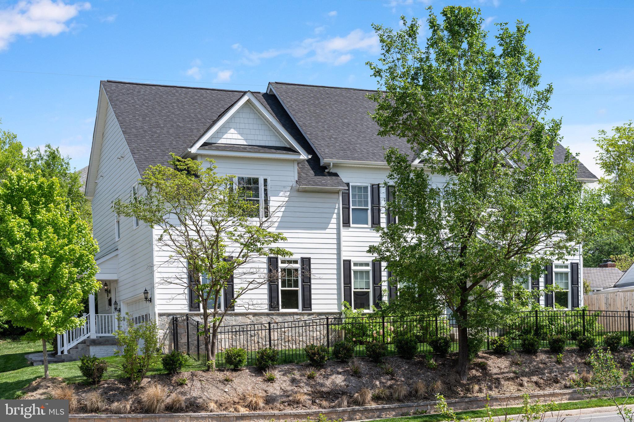 COUNTRY CLUB MANOR - Residential