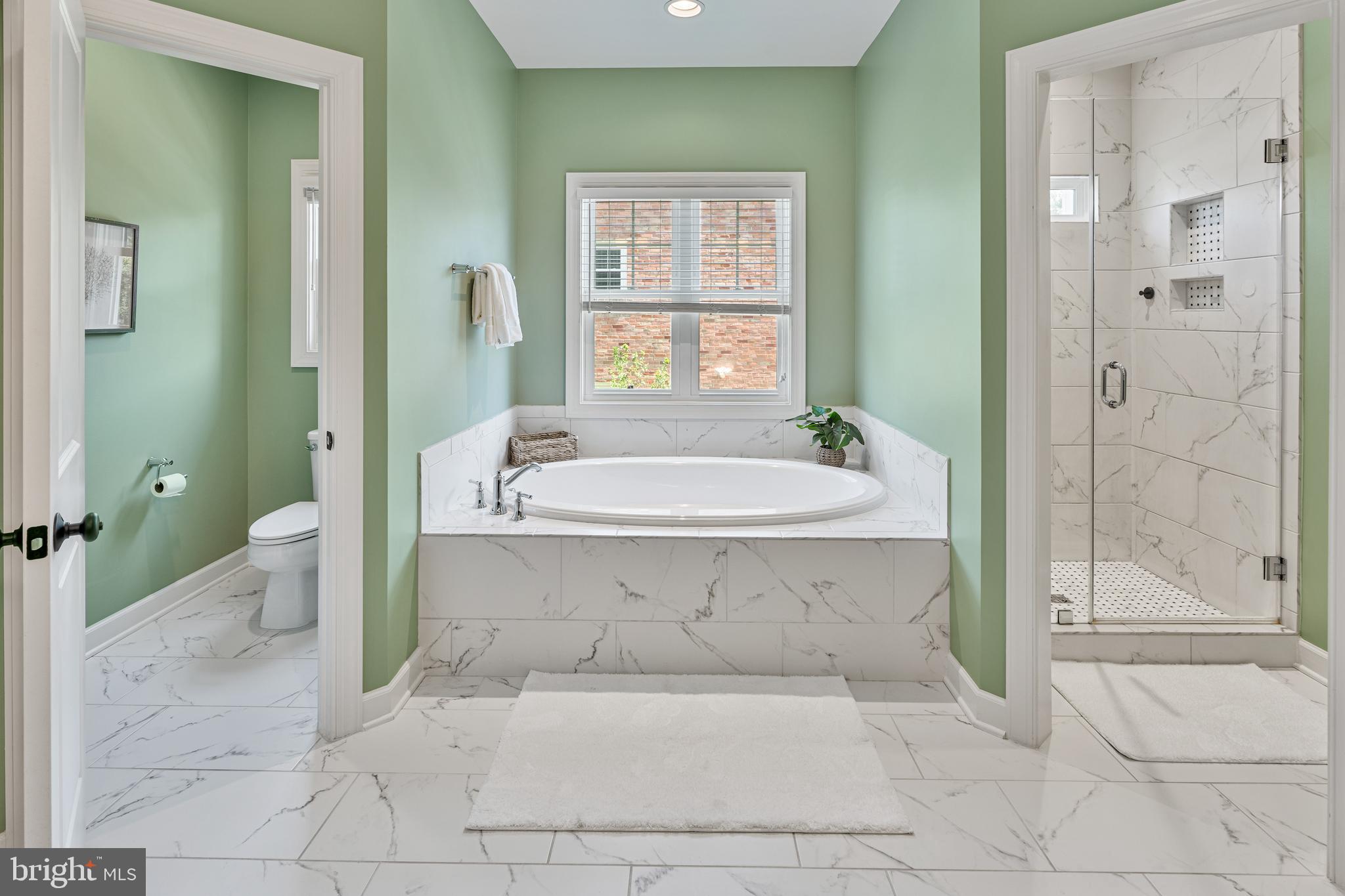 COUNTRY CLUB MANOR - Residential