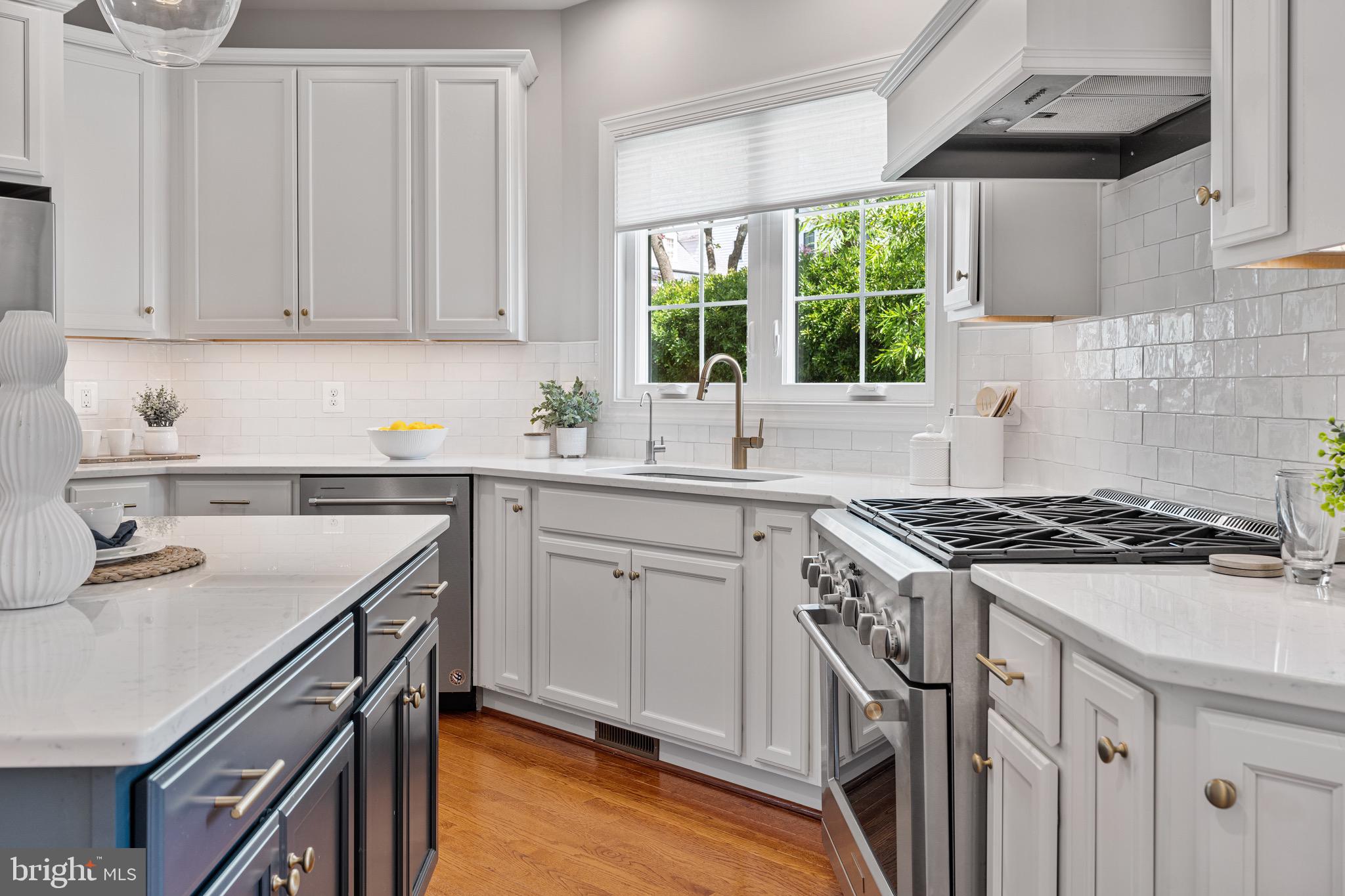 COUNTRY CLUB MANOR - Residential