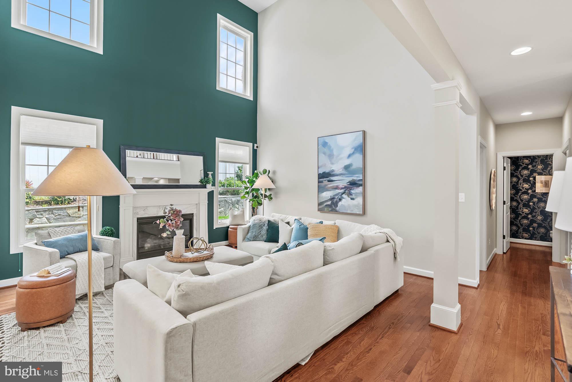 COUNTRY CLUB MANOR - Residential