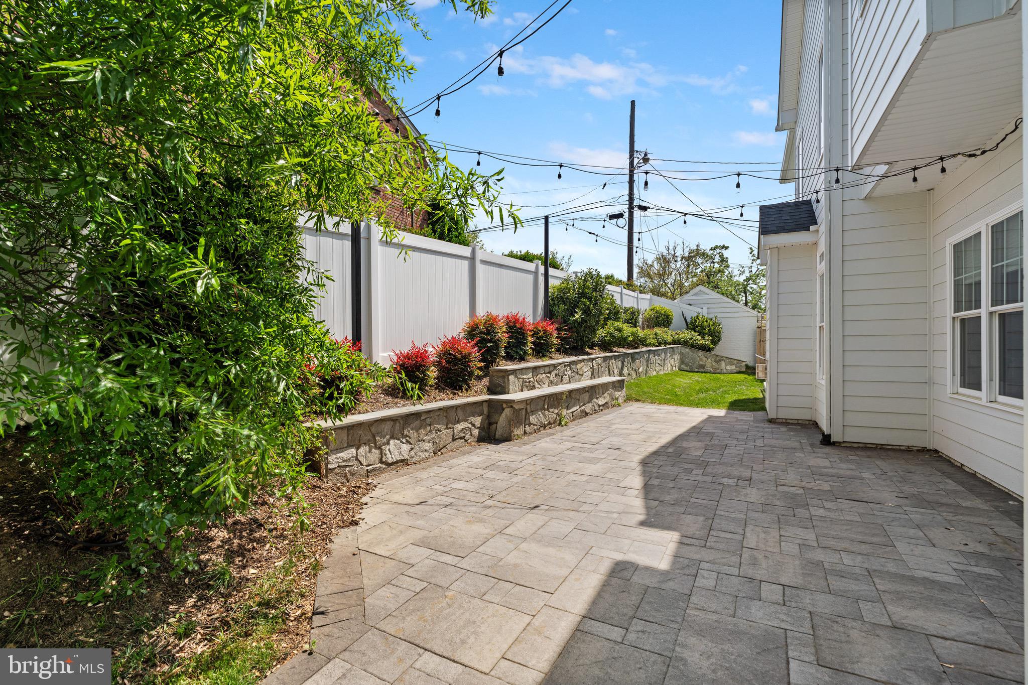 COUNTRY CLUB MANOR - Residential