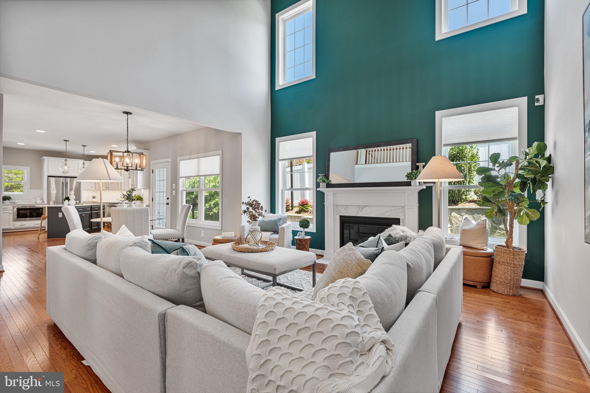 COUNTRY CLUB MANOR - Residential