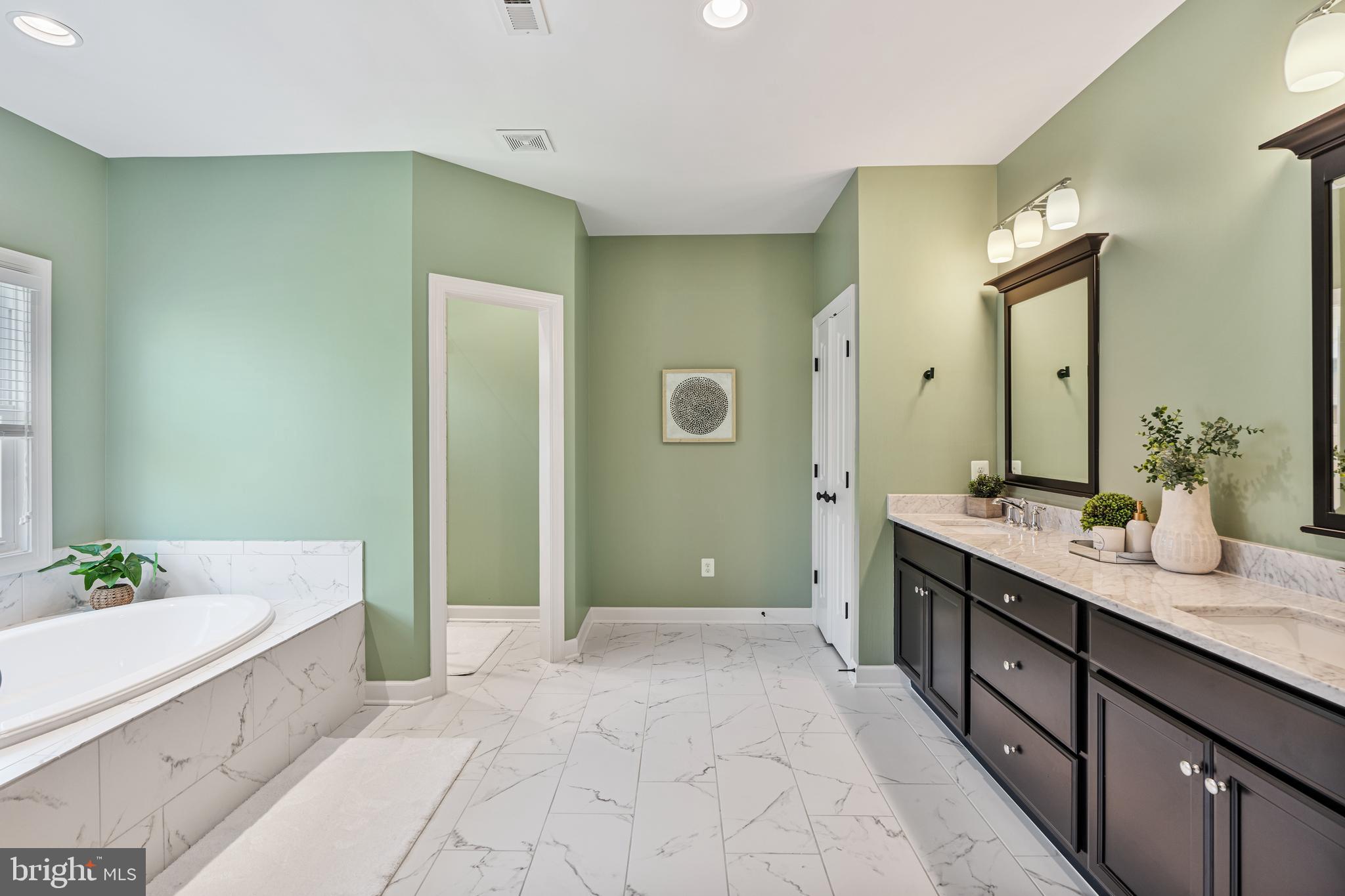 COUNTRY CLUB MANOR - Residential