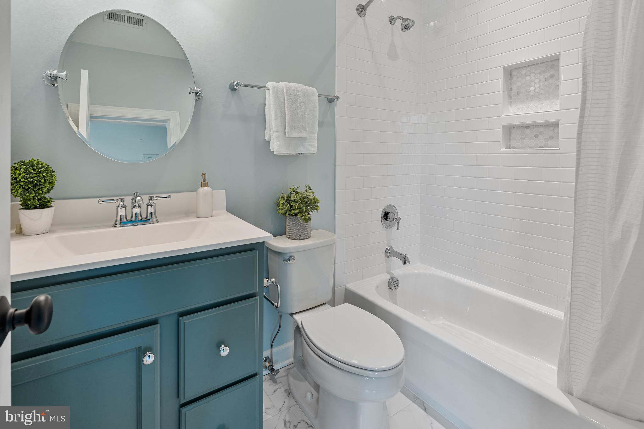 COUNTRY CLUB MANOR - Residential