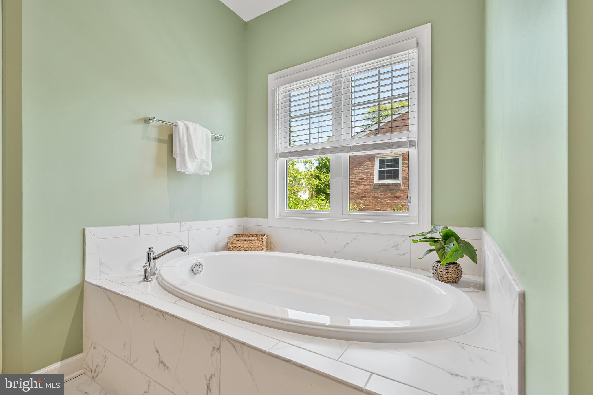 COUNTRY CLUB MANOR - Residential