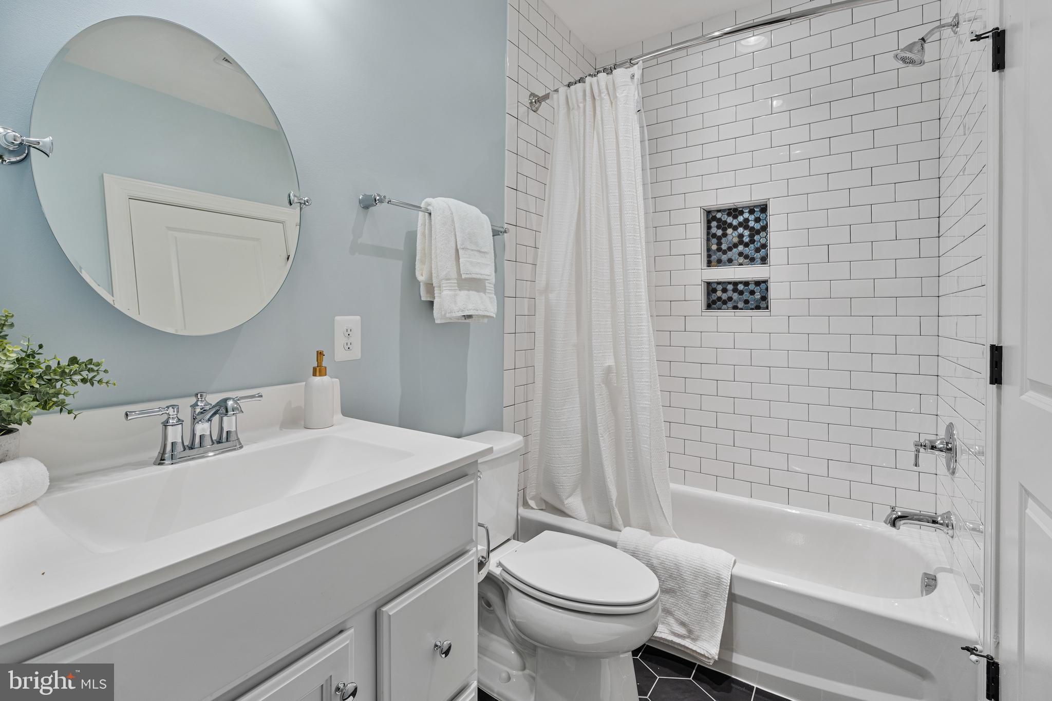 COUNTRY CLUB MANOR - Residential