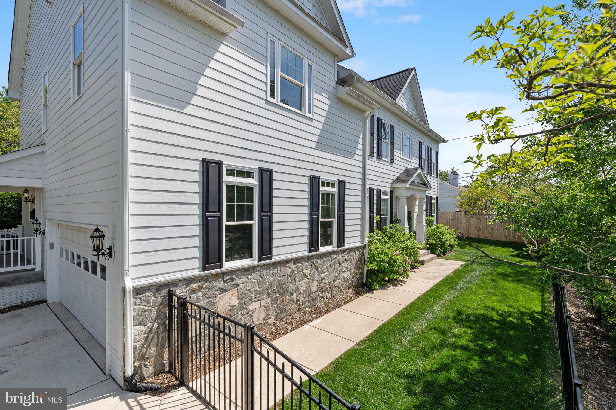 COUNTRY CLUB MANOR - Residential