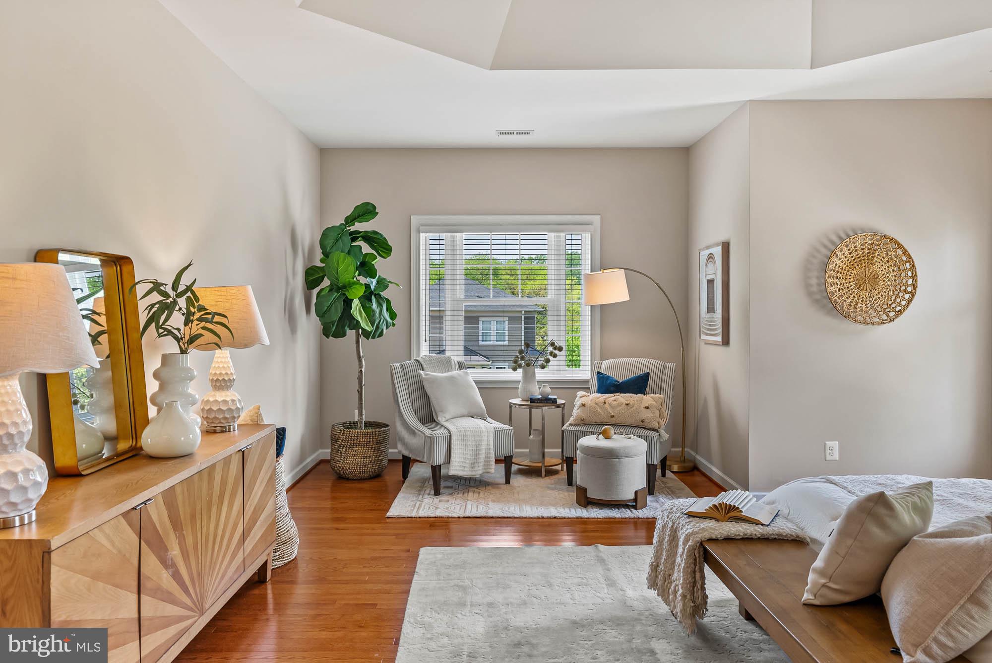 COUNTRY CLUB MANOR - Residential