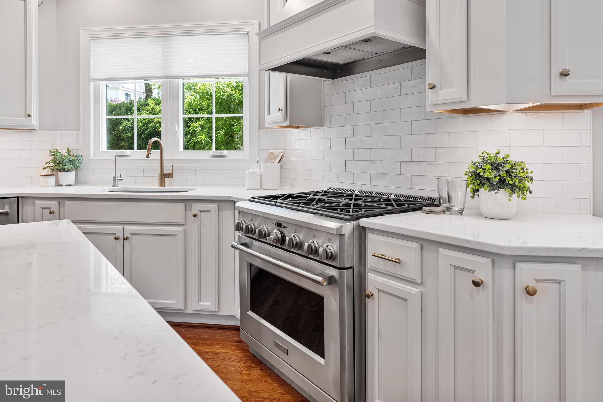 COUNTRY CLUB MANOR - Residential