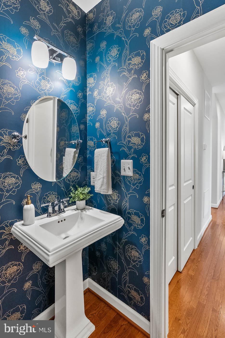 COUNTRY CLUB MANOR - Residential