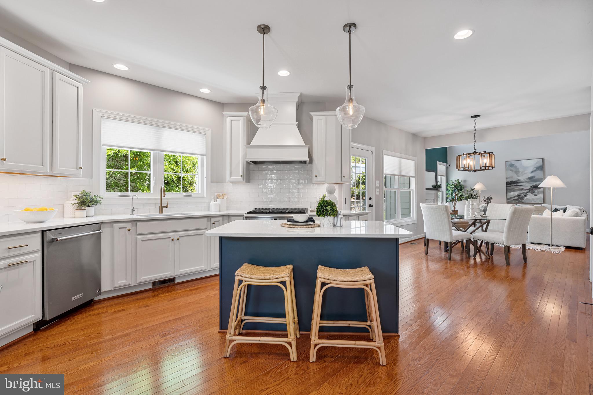 COUNTRY CLUB MANOR - Residential