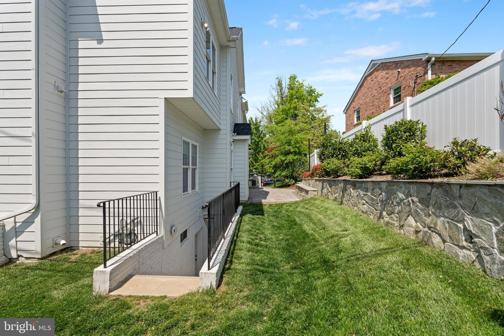 COUNTRY CLUB MANOR - Residential