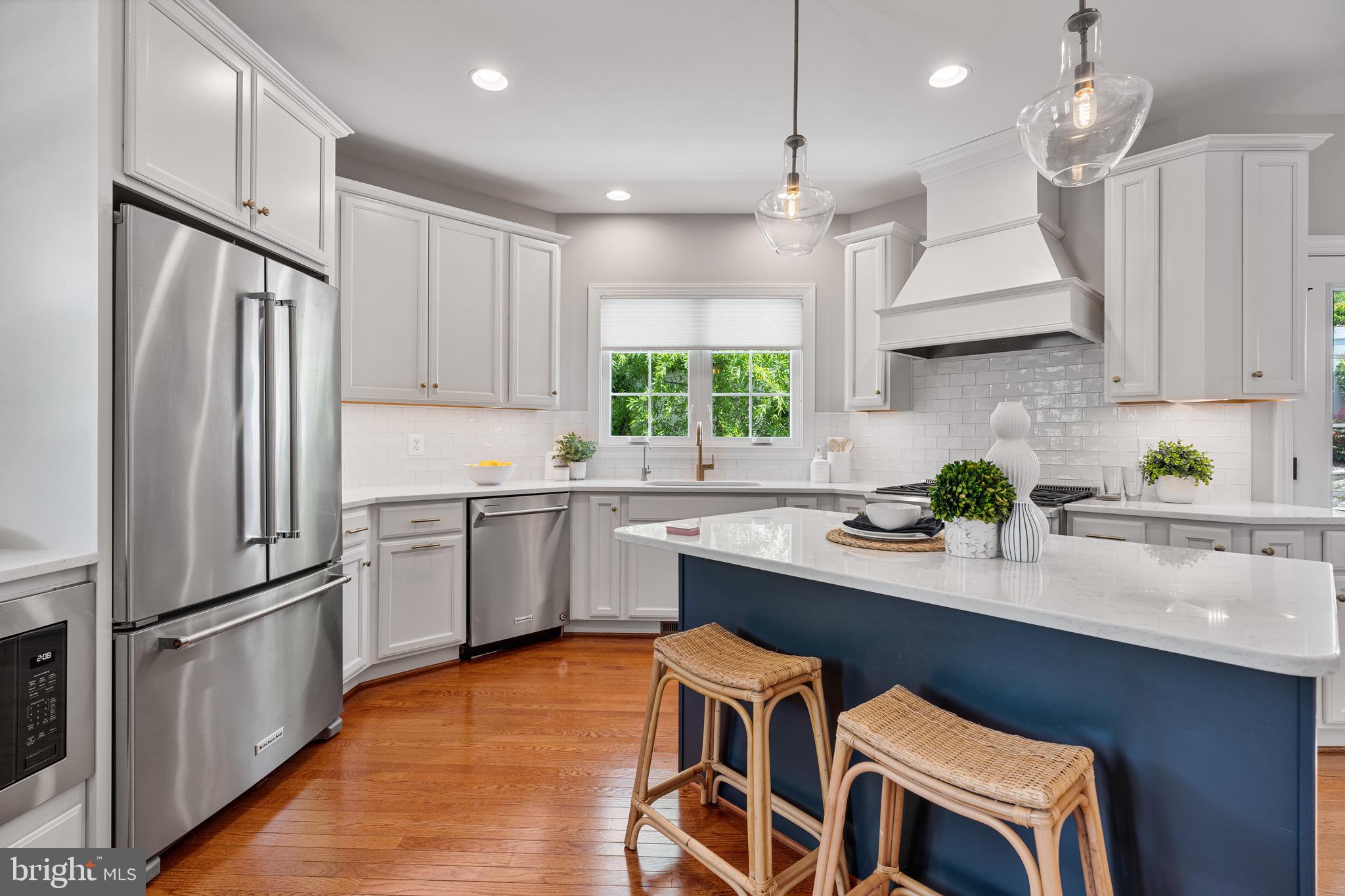 COUNTRY CLUB MANOR - Residential