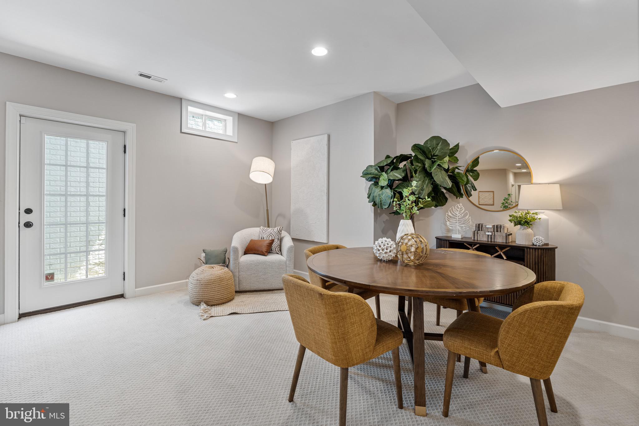 COUNTRY CLUB MANOR - Residential