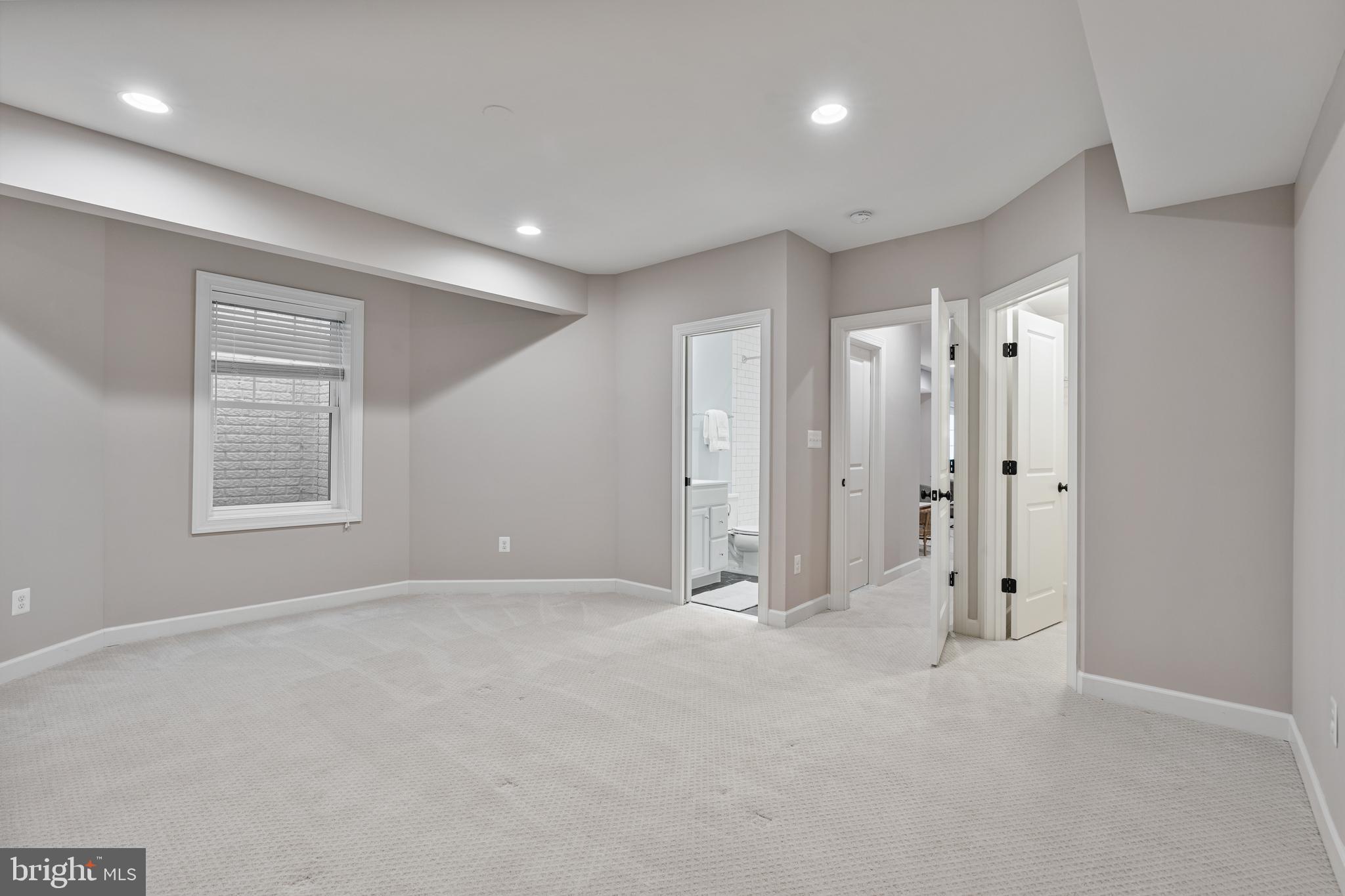 COUNTRY CLUB MANOR - Residential