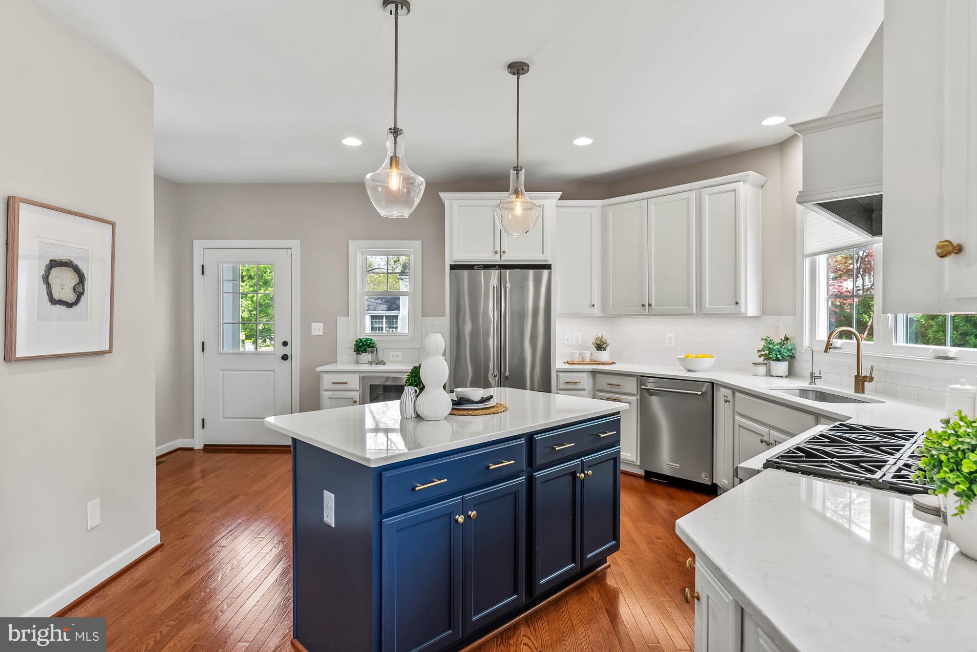 COUNTRY CLUB MANOR - Residential