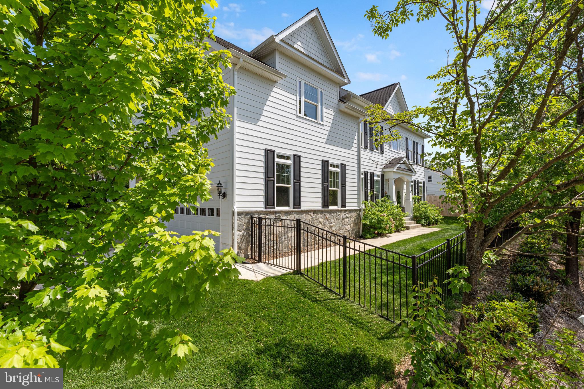 COUNTRY CLUB MANOR - Residential