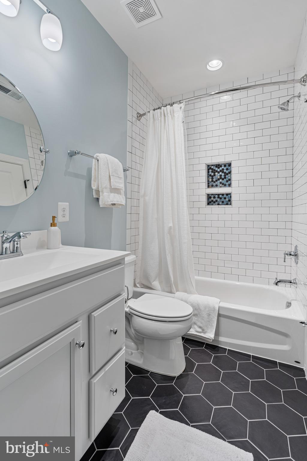 COUNTRY CLUB MANOR - Residential