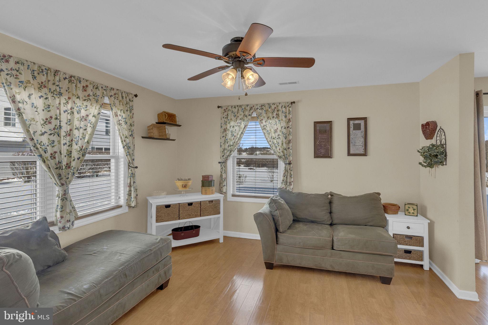 EMERALD HOLLOW ESTS - Residential