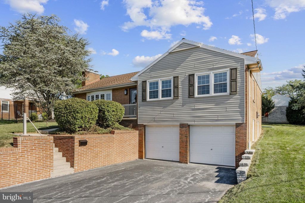 Photo of 31 Springcrest Drive, AKRON, PA 17501 (MLS # PALA2075630)