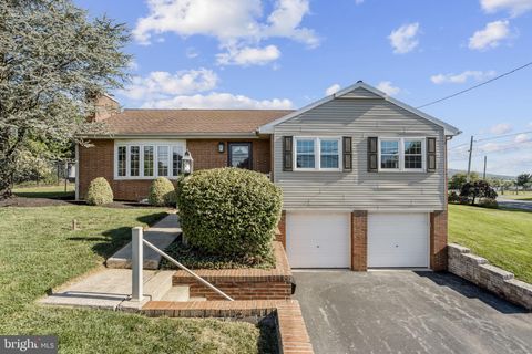 Photo of 31 Springcrest Drive, AKRON, PA 17501 (MLS # PALA2075630)