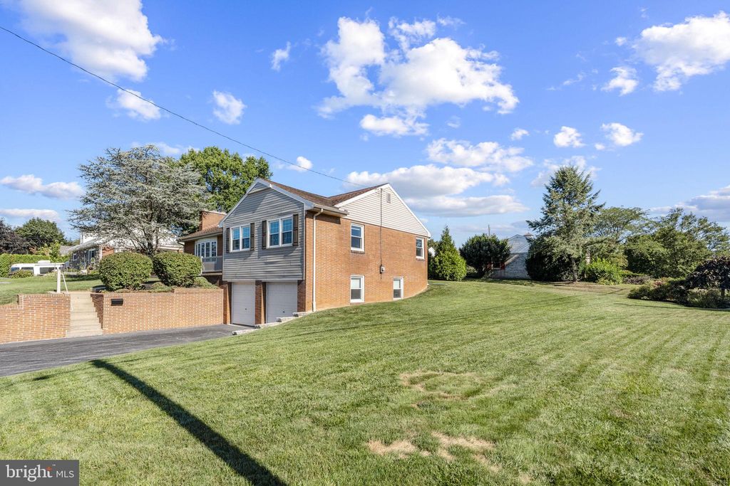 Photo of 31 Springcrest Drive, AKRON, PA 17501 (MLS # PALA2075630)