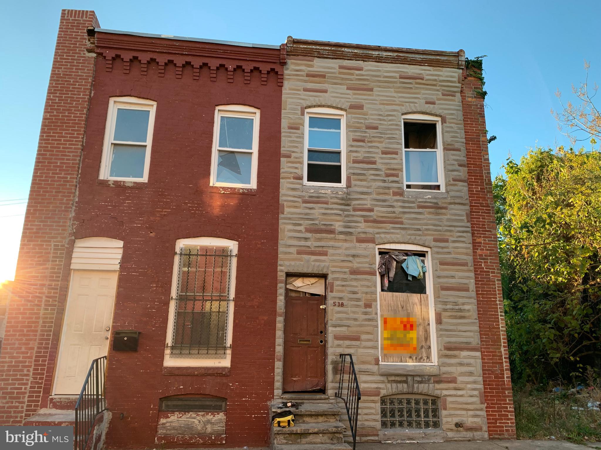 POST AUCTION: MAKE AN OFFER! Deposit: $5,000.
This 2-story semi-detached townhouse is situated in the Midtown-Edmondson area, conveniently located just minutes from Grace Medical Center and Westside Shopping Center. The property provides easy access to N Monroe St., a major traffic artery, enhancing connectivity to surrounding areas.