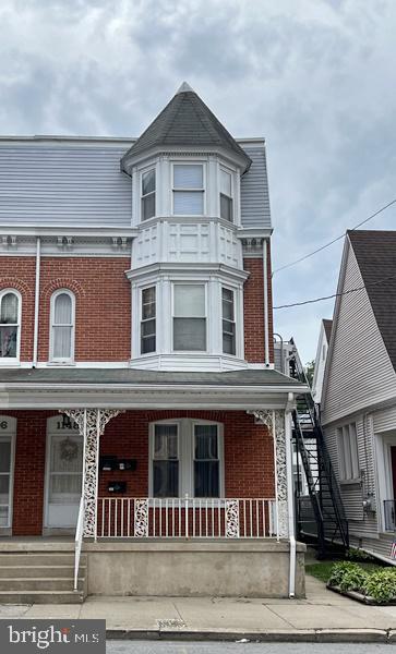 Reduced security deposit for qualified applicants if lease signed by 4/15!! Central Schools - Large 3rd floor, 1 bedroom 1 bathroom apartment located in North York with hardwood floors throughout. Living room, eat-in kitchen with stove and refrigerator and washer/dryer hookup and office. 1-car detached garage included. No pets and no smoking indoors.