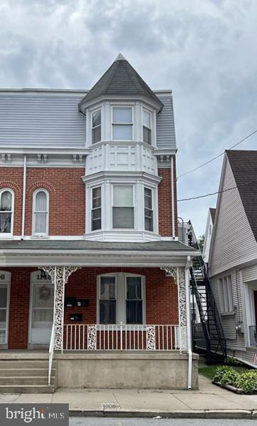 Reduced security deposit for qualified applicants if lease signed by 4/15!! Central Schools - Large 3rd floor, 1 bedroom 1 bathroom apartment located in North York with hardwood floors throughout. Living room, eat-in kitchen with stove and refrigerator and washer/dryer hookup and office. 1-car detached garage included. No pets and no smoking indoors.