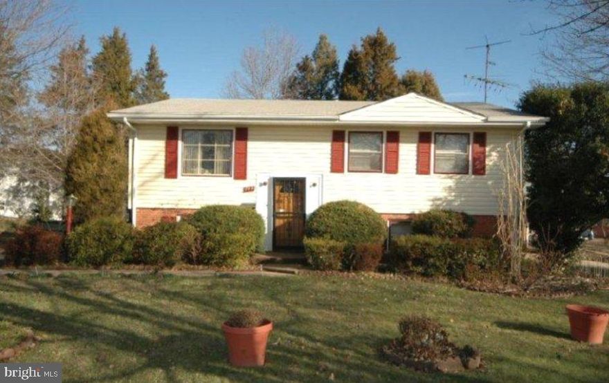 INVESTOR'S DELIGHT. Excellent opportunity to buy and hold in Sterling. Needs some cosmetic work but can be rented easily. Possession in January. Seller looking for a quick, stress free settlement. Owner occupied