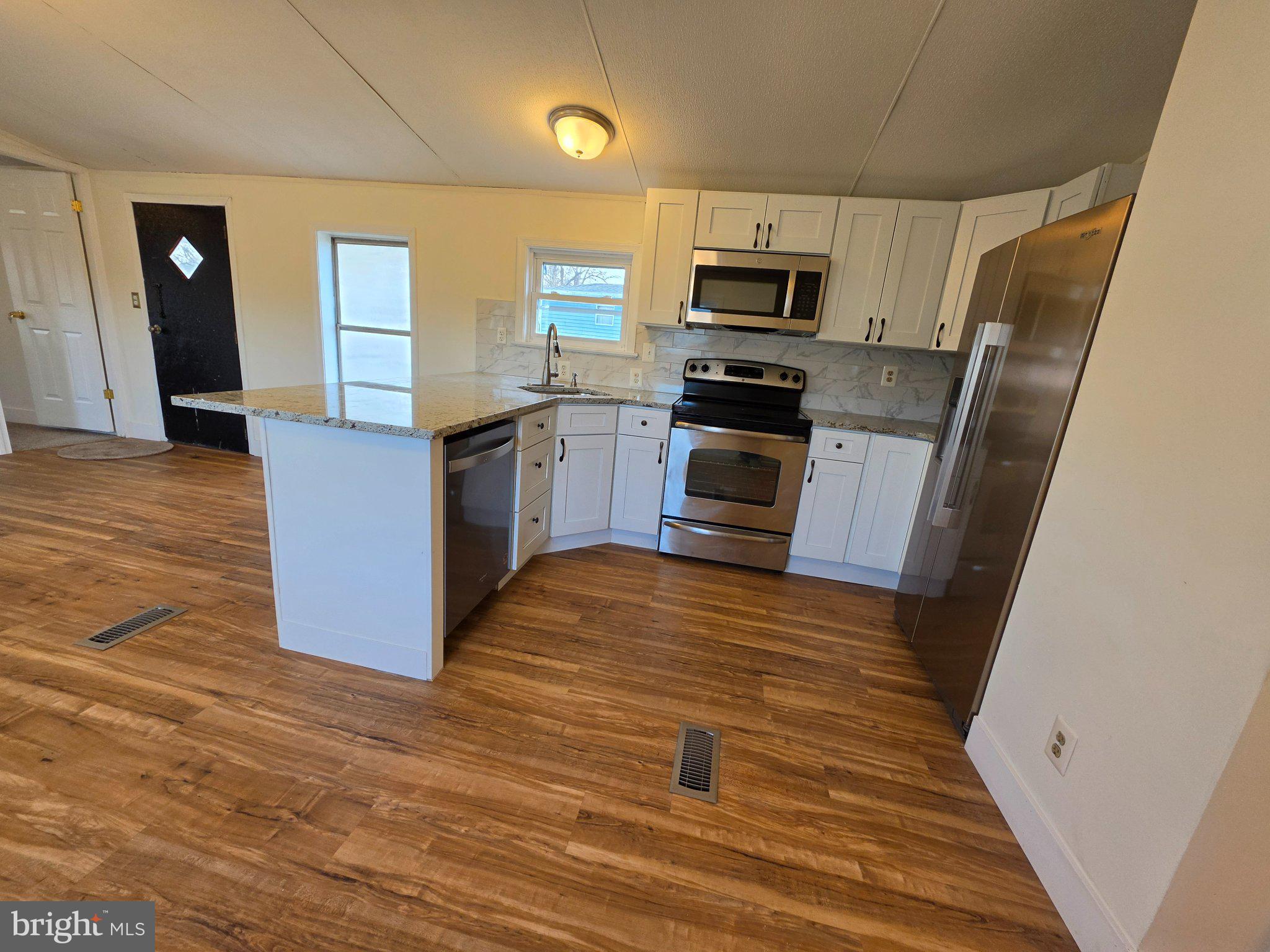 NEIGHBORS OF CREEKVIEW COURT - Residential