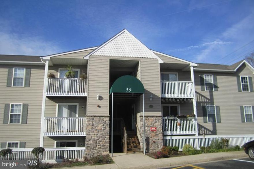 Two bedroom, two full bathroom condo. Carriage Pointe at Aquia. Laminate flooring throughout. Kitchen with upgraded cabinets. Corian Counters and Stainless Steel Appliances. Ceiling fan in dining area. Washer and Dryer included. Patio with storage. Amenities include: Pool, fitness center, and trash removal. Convenient for shopping, commuting and restaurants  Owners would prefer 2 year lease.